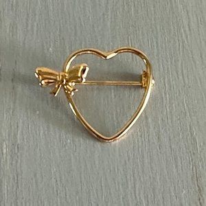 Beautiful Shiny Gold Tone Heart w Bow Vintage Brooch